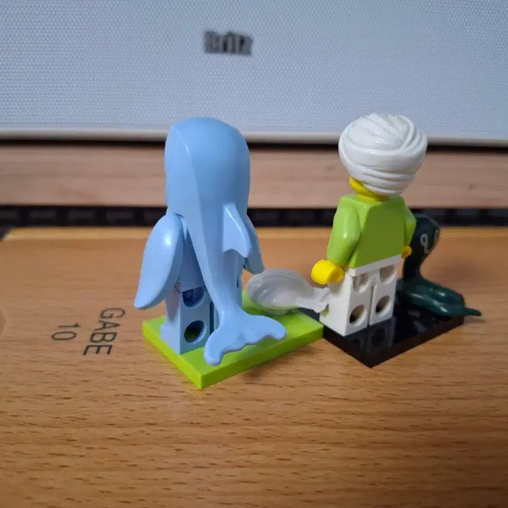 [BUNJANG] LEGO Minifigure Dolphin Handler &amp; Snake Charmer Bundle Set / 레고 미니피규어 돌고래 알바 / 뱀 조련사 일괄