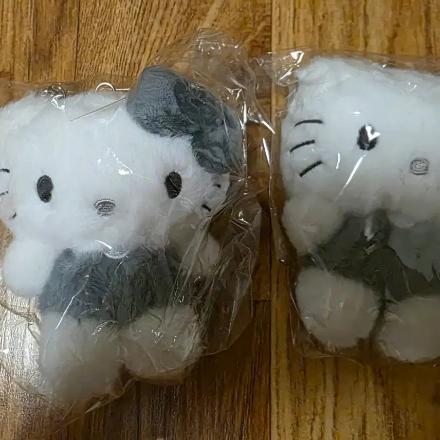 [BUNJANG] Sanrio Hello Kitty &amp; Daniel Monotone Keychain Set / 산리오 헬로키티, 다니엘 모노톤 키링 세트