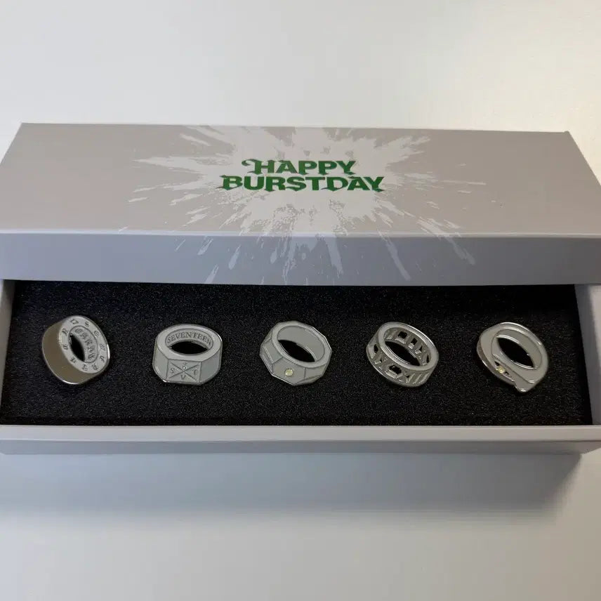 [BUNJANG] SEVENTEEN 10th Anniversary Ring Pin Badge Set / 더현대 위드뮤 세븐틴 10주년 반지 핀뱃지 세트