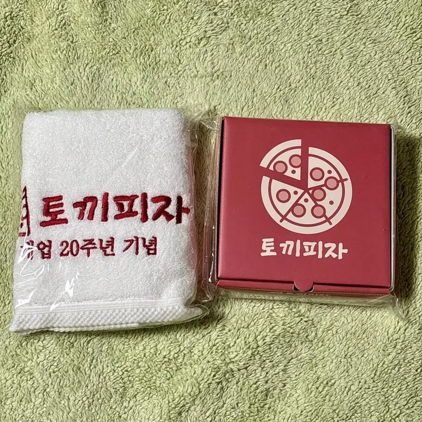 [BUNJANG] TWICE Happy Together Rabbit Pizza Package + Special Edition Postcard Set / [미개봉] 해피투게더 토끼피자 패키지 + 특전 엽서 (포카 수건 메모지 등)