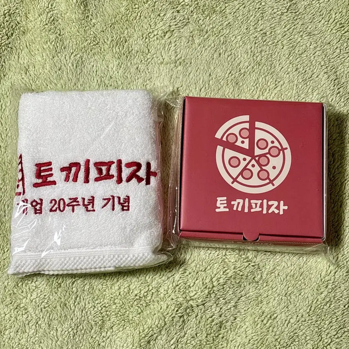 [BUNJANG] TWICE Happy Together Rabbit Pizza Package + Special Edition Postcard Set / [미개봉] 해피투게더 토끼피자 패키지 + 특전 엽서 (포카 수건 메모지 등)
