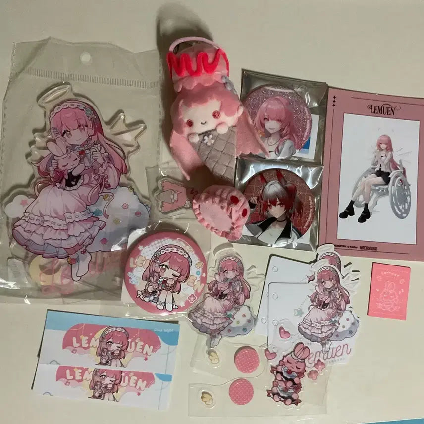 [BUNJANG] Arknights Lemuen Ice Cream Plush Keychain &amp; Fiamma Loft Can Badge Bundle / 명일방주 명방 팝업 르무엔 아이스크림 인형 키링, 로프트 캔뱃지 피아메타 르무엔 외 동인굿즈