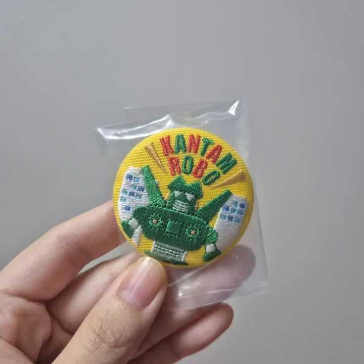 [BUNJANG] Bandai Crayon Shin-chan Embroidered Can Badge - Gundam Robot / 반다이 BANDAI 짱구는 못말려 자수 캔 뱃지_건담로봇