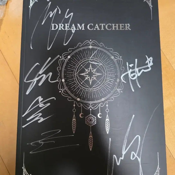 [BUNJANG] Dreamcatcher Autographed Photobook Set / 드림캐쳐 친필싸인 화보 세트