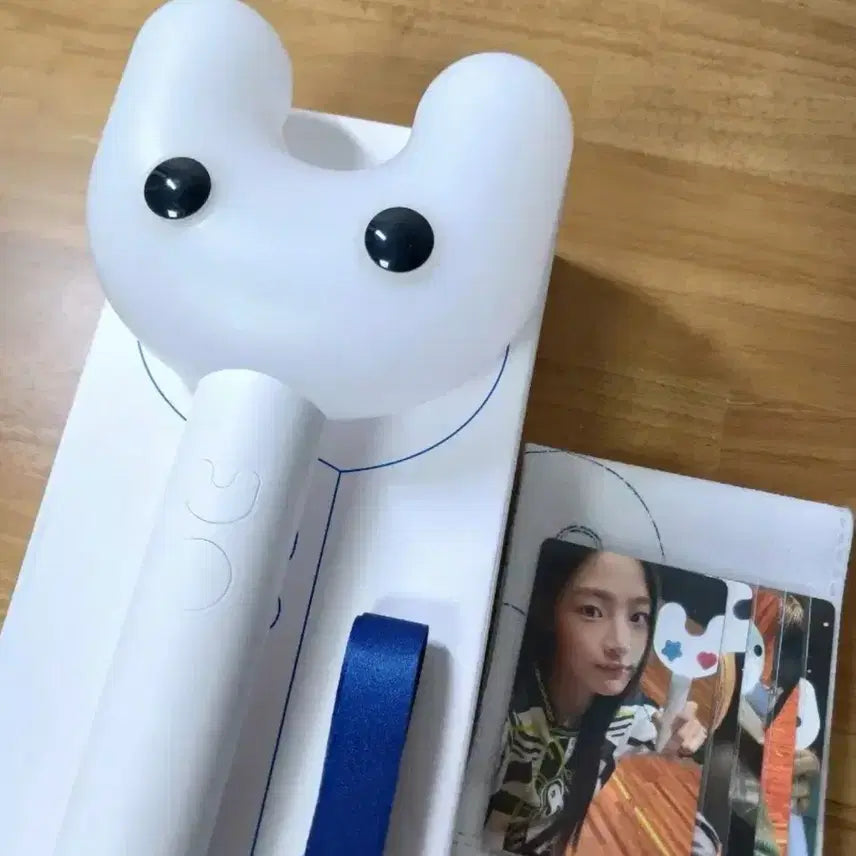[BUNJANG] NewJeans Official Lightstick + Photocard Set / 뉴진스 공식 응원봉 + 포토카드 세트