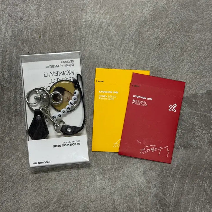 [BUNJANG] Byun Woo Seok "Gyochon" Keyring + 2 Photocards Set / 변우석 굿즈 교촌 키링+포카2종