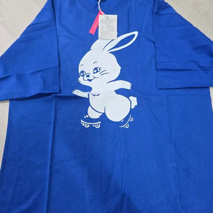 [BUNJANG] NewJeans Official Goods Rabbit T-Shirt Blue / 뉴진스(NewJeans) 공식 굿즈인 블루 컬러의 &