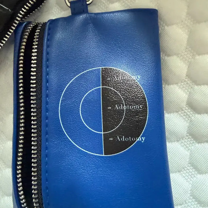 [BUNJANG] Adotomy Exhibition Strap Pouch / 아도 전시회 Adotomy 스트랩파우치