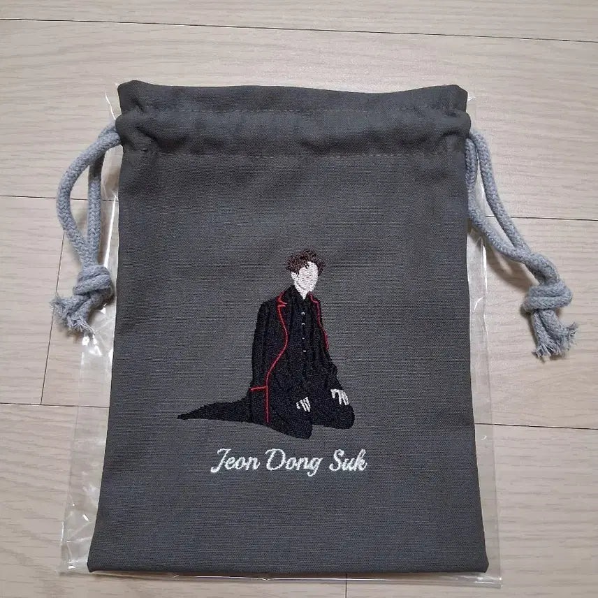 [BUNJANG] Musical Dracula Dongseok Actor Embroidered Pouch / 뮤지컬 드라큘라 전동석 배우님 비공굿 자수 파우치 새상품 판매