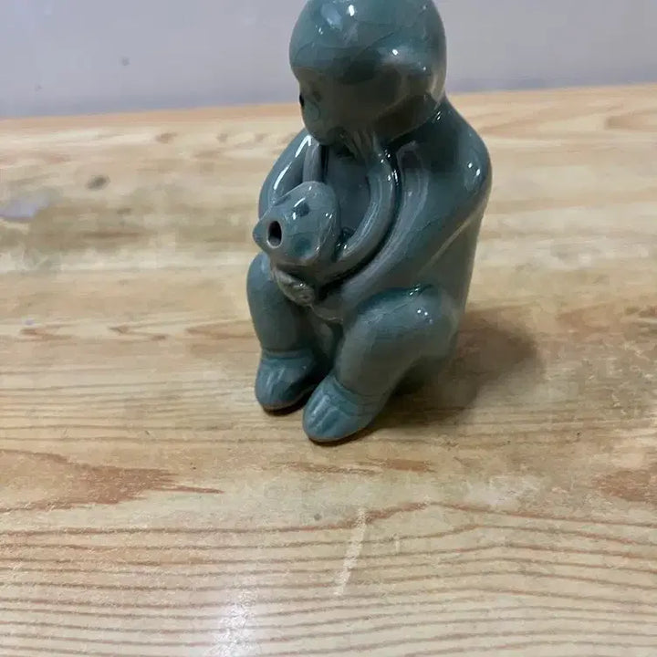 [BUNJANG] Celadon Porcelain Monkey Mother and Baby Figurine / 원숭이 엄마와 아기의 청자연적/   요316