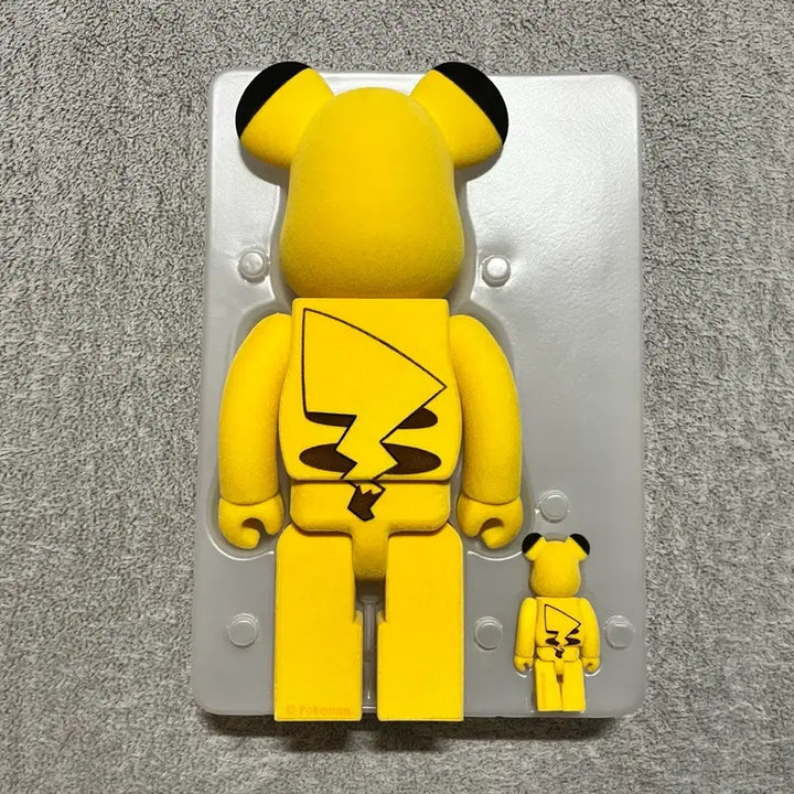 [BUNJANG] Bearbrick Pikachu Flocked 400% + 100% Set / 400%+100% 피카츄 플로키 베어브릭 판매