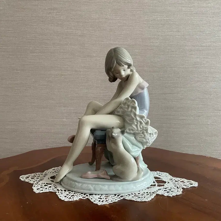 [BUNJANG] Lladró 5689 "Can I Help?" Porcelain Figurine / 야드로 5689