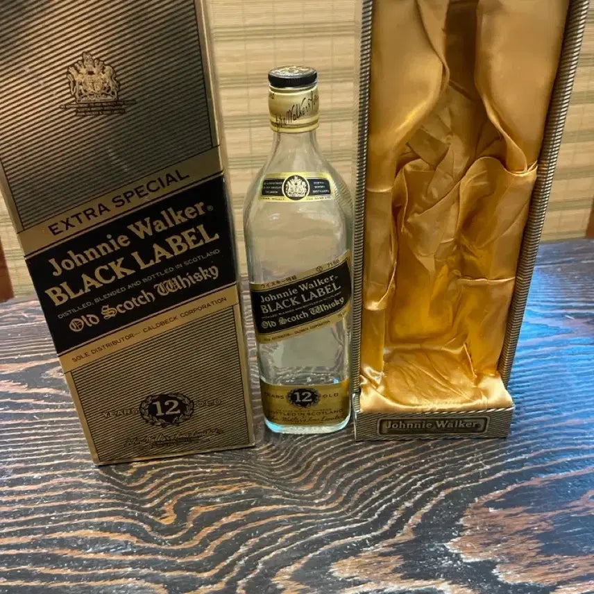 [BUNJANG] Vintage Johnnie Walker Black Label 12 Year Old Half Gold Cap Empty Bottle Case - Grade A+ / 구형 조니워커 블랙 반금뚜 공병 케이스 특A급