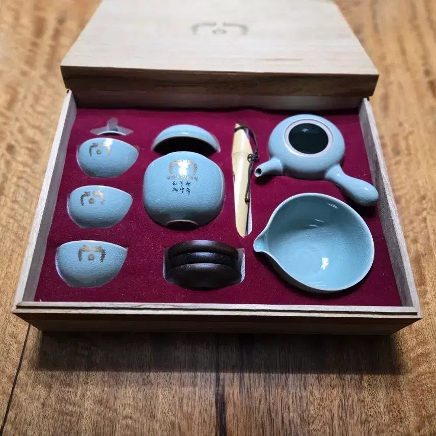 [BUNJANG] Cheong Wa Dae Roh Moo-hyun Presidential Celadon Tea Set with Phoenix Motif / 청와대 노무현 대통령 봉황무늬 청자 다기세트. 새상품