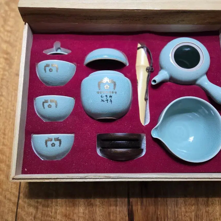 [BUNJANG] Cheong Wa Dae Roh Moo-hyun Presidential Celadon Tea Set with Phoenix Motif / 청와대 노무현 대통령 봉황무늬 청자 다기세트. 새상품