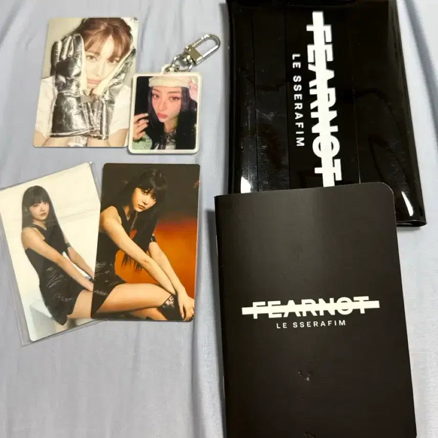 [BUNJANG] LE SSERAFIM 1st Membership Passport + Case + Photocard + Keyring Bundle Set / 르세라핌 1기 멤버십 여권 +케이스 양도 +포카 키링 일괄