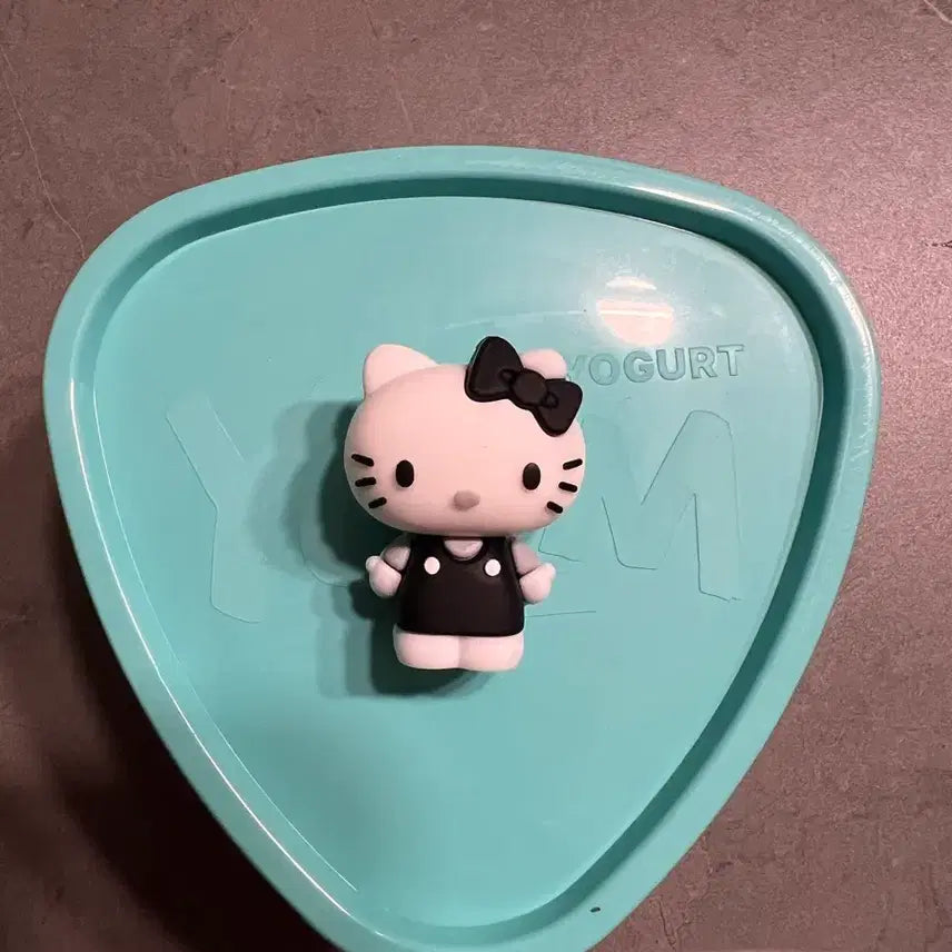 [BUNJANG] Hello Kitty Yogurt Magnet (New) / 요즘그릭요거트 헬로키티 마그넷 새상품