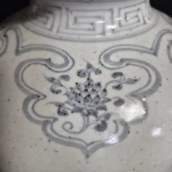 [BUNJANG] Blue and White Porcelain Vase with Buddhist Sanskrit and Floral Motifs / 청화 백자 보상화 범어문 호리병 주병 화병