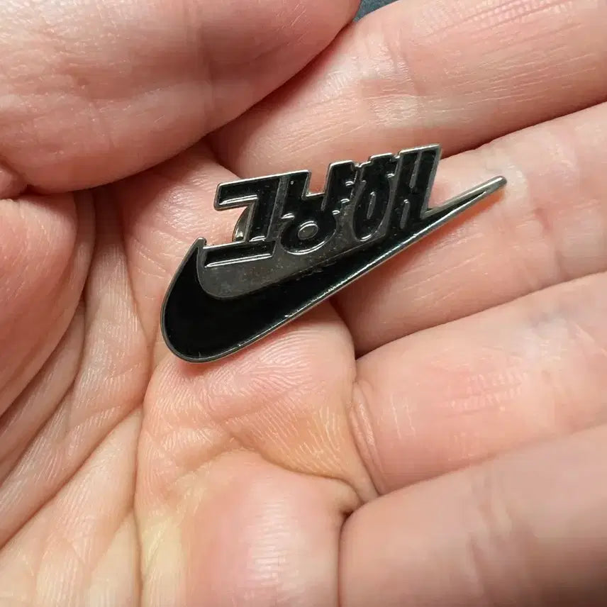 [BUNJANG] Nike x G-Dragon PeaceMinusOne Pin Badge (Limited Edition) / 나이키 GD 피마원 그냥해 뱃지