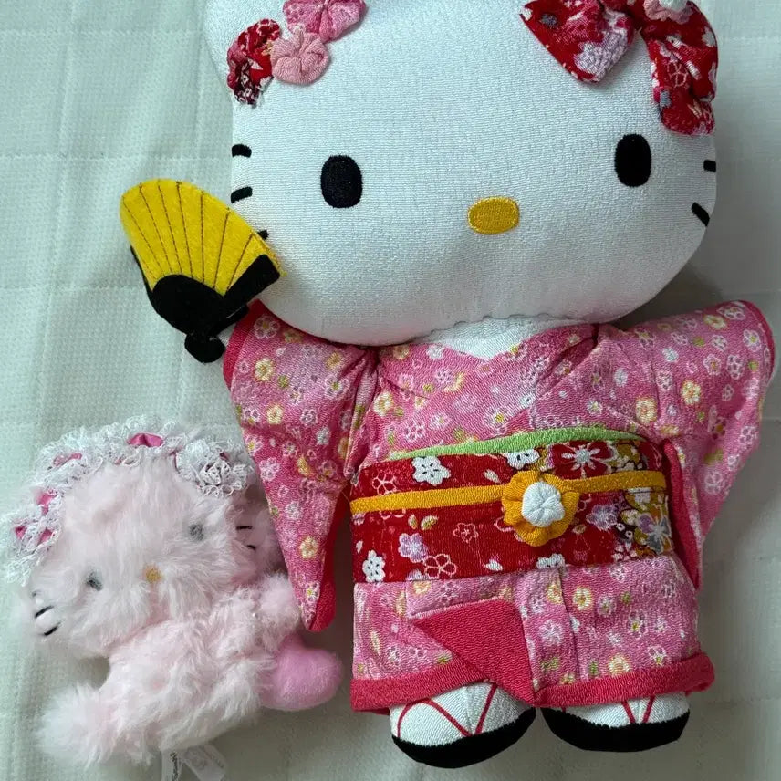 [BUNJANG] Hello Kitty Chirimén Kimono Fan Doll / 헬로키티 치리멘 기모노 부채 인형