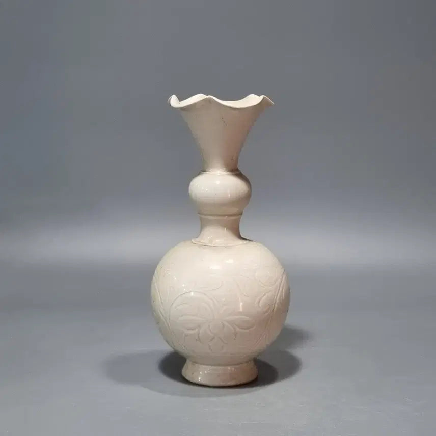 [BUNJANG] Songjeong Ware Celadon Porcelain Vase with Incised Lotus and Vine Motif (Height 28cm) / 송정요백자 각화연화문 화구병 (높이 28cm)