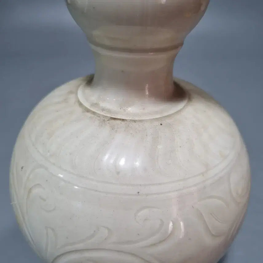 [BUNJANG] Songjeong Ware Celadon Porcelain Vase with Incised Lotus and Vine Motif (Height 28cm) / 송정요백자 각화연화문 화구병 (높이 28cm)