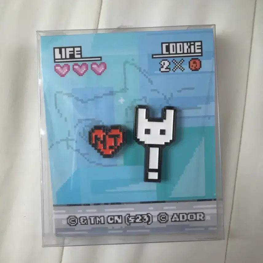 [BUNJANG] NewJeans Metal Pin Badge Bunny Bong Badge / 뉴진스 메탈 핀뱃지 응원봉 토끼 뱃지