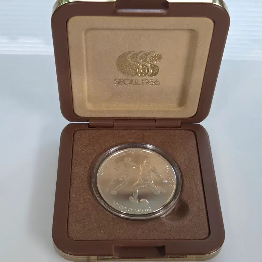 [BUNJANG] 1986 Seoul Asian Games Commemorative Silver Coin (10,000 Won Football) / 1986년 제10회 서울 아시아경기대회(아시안게임) 10,000원 축구 은화