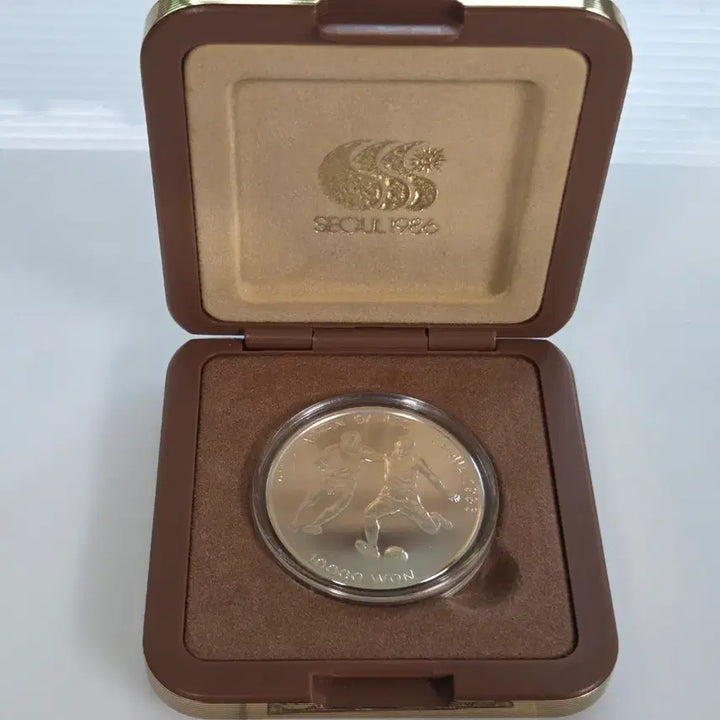 [BUNJANG] 1986 Seoul Asian Games Commemorative Silver Coin (10,000 Won Football) / 1986년 제10회 서울 아시아경기대회(아시안게임) 10,000원 축구 은화