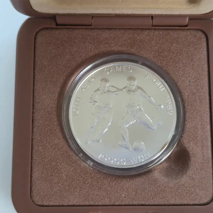 [BUNJANG] 1986 Seoul Asian Games Commemorative Silver Coin (10,000 Won Football) / 1986년 제10회 서울 아시아경기대회(아시안게임) 10,000원 축구 은화