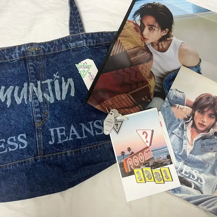 [BUNJANG] Hyunjin Guess 1981 Denim Tote Bag Full Set / 현진 게스 1981 성수 팝업 데님 토트백 가방 플세트