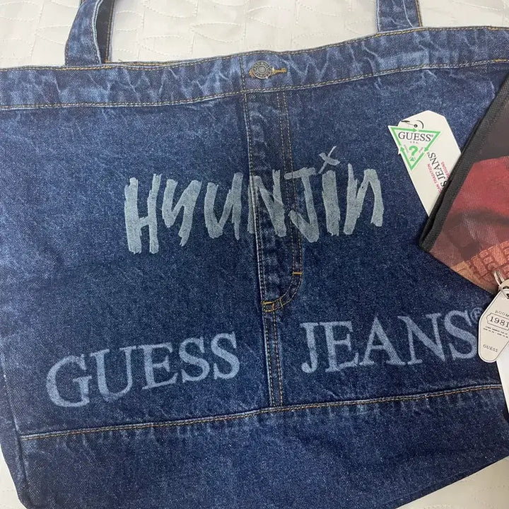 [BUNJANG] Hyunjin Guess 1981 Denim Tote Bag Full Set / 현진 게스 1981 성수 팝업 데님 토트백 가방 플세트