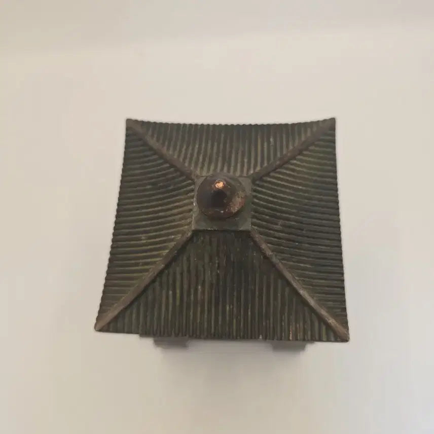 [BUNJANG] Antique Bronze Paljak Roof Stone Lantern Incense Burner / 골동품 청동 팔작지붕 석등 향로