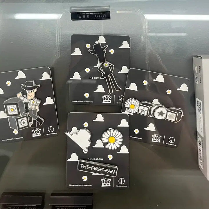 [BUNJANG] Peaceminusone x Toy Story The First-Fan Collectible Badge Set (4-Piece, Sealed) / 피스마이너스원 토이스토리 더 퍼스트팬 컬렉터블 뱃지 미개봉 4개입 풀세트