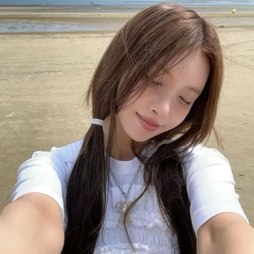 [BUNJANG] ILLIT YOONA Weverse Lucky Draw Photocard / 아일릿 윤아 위버스 럭드 양도해요