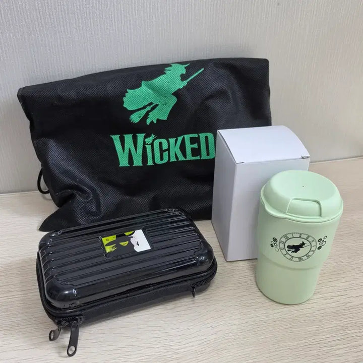 [BUNJANG] Wicked Musical Carrier Pouch &amp; Reusable Cup Set / 위키드 뮤지컬 캐리어 파우치, 리유저블 컵