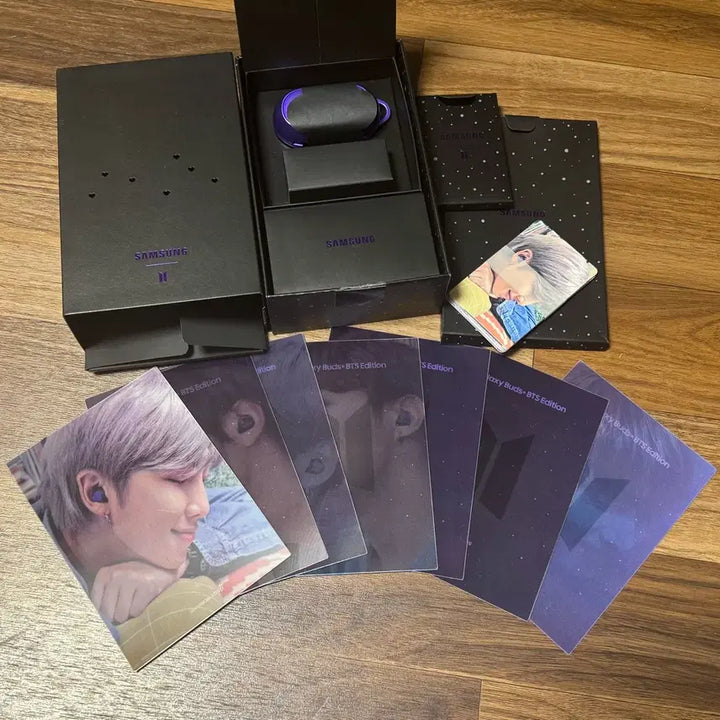 [BUNJANG] BTS Buzz Collaboration Lenticular Photocard Case Wireless Charger Set / 방탄 bts 버즈 콜라보 렌티 포카 케이스 무선충전기 세트 (버즈X)