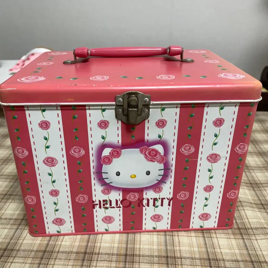 [BUNJANG] Sanrio Hello Kitty 2000s Tin Case Rose Design / (2000년 고전) 키티 철제 보관함 장미 로즈 틴케이스