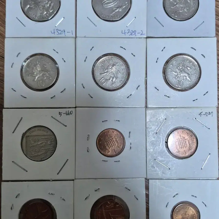 [BUNJANG] Queen Elizabeth II Commemorative Coin Collection - 12-Piece Bundle / 영국  엘리자베스 2세. 서거후P 오름세  줄세우기12점 일괄