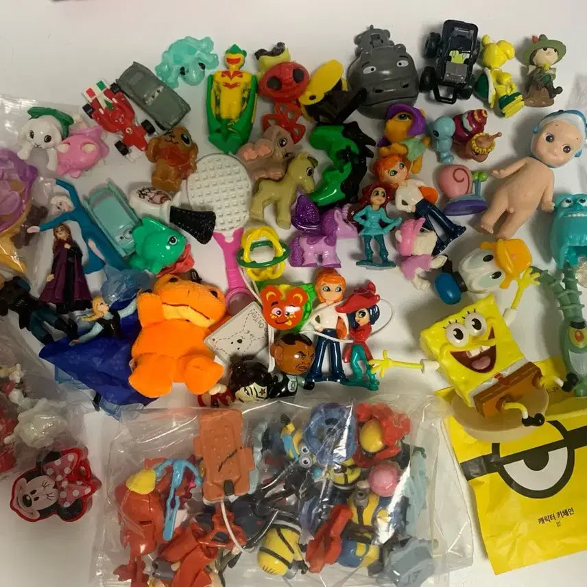 [BUNJANG] Kinder Joy Assorted Figurines Bundle Set / 킨더조이 뽑기 잡동사니 피규어 일괄판매 .