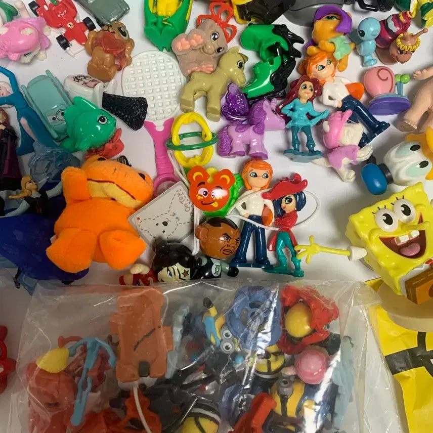 [BUNJANG] Kinder Joy Assorted Figurines Bundle Set / 킨더조이 뽑기 잡동사니 피규어 일괄판매 .