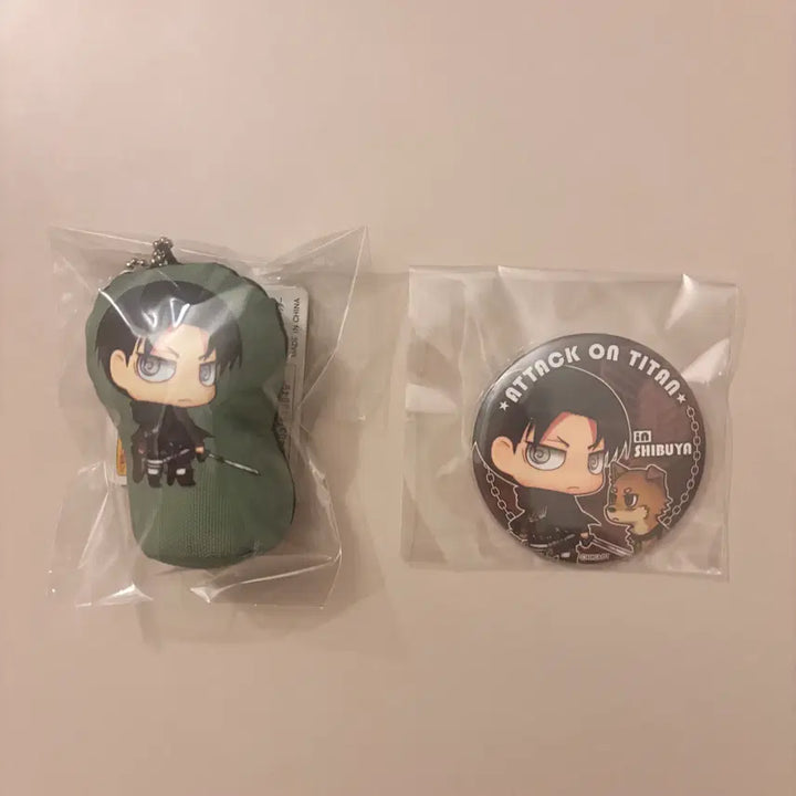 [BUNJANG] Attack on Titan Levi Cushion Keyring &amp; Badge Bundle Set / [일괄] 진격의거인 리바이 쿠션키링 + 뱃지