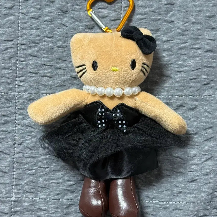 [BUNJANG] Hello Kitty Long Legs Plush Keychain Black Dress Pearl Necklace / 롱다리 키티 헬로키티 인형 키링 검정 드레스 진주 목걸이 새상품