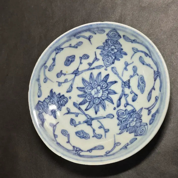 [BUNJANG] Qing Dynasty Blue and White Porcelain Plate with Continuous Floral Scroll Motif / 청화백자 전지화훼문 접시