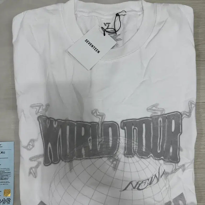 [BUNJANG] SEVENTEEN NEW WORLD TOUR Official Goods White Long Sleeve T-Shirt XL / 세븐틴 NEW 월드 투어 공식 굿즈 화이트 롱슬리브 티셔츠 XL