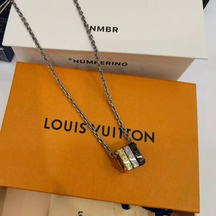 [BUNJANG] Louis Vuitton LV Monogram Pendant Necklace / 루이비통 LV 모노그램 펜던트 목걸이