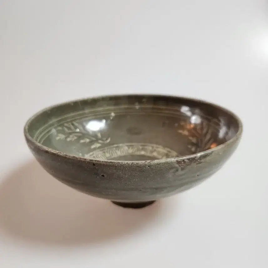 [BUNJANG] 14th Century Goryeo Celadon Black and White Inlaid Flower Motif Bowl / 고려시대 14세기 고려청자 흑백상감 화훼문 대접