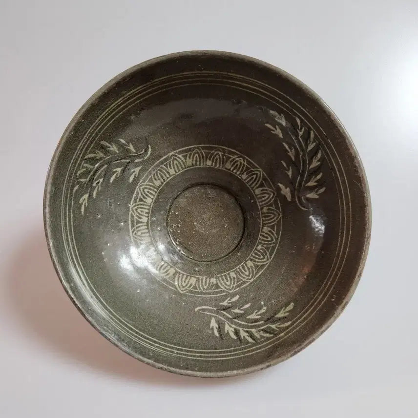 [BUNJANG] 14th Century Goryeo Celadon Black and White Inlaid Flower Motif Bowl / 고려시대 14세기 고려청자 흑백상감 화훼문 대접