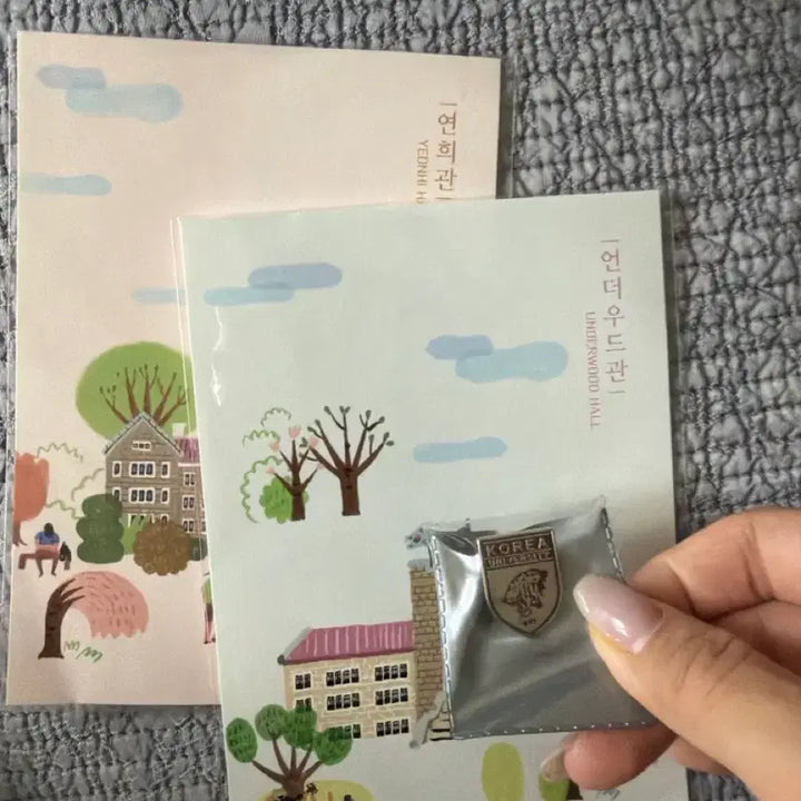 [BUNJANG] Korea University Badge + Yonsei University Postcard Set / 고려대 뱃지+ 연세대 엽서 미개봉