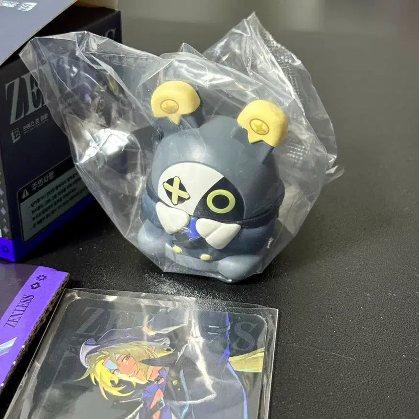 [BUNJANG] The Venti x GenZonje Vivian Hugo Figure Cup Holder &amp; Photocard Bundle Set / 더벤티 젠존제 방부 피규어 비비안 컵홀더 휴고 포카 젠레스 존 제로